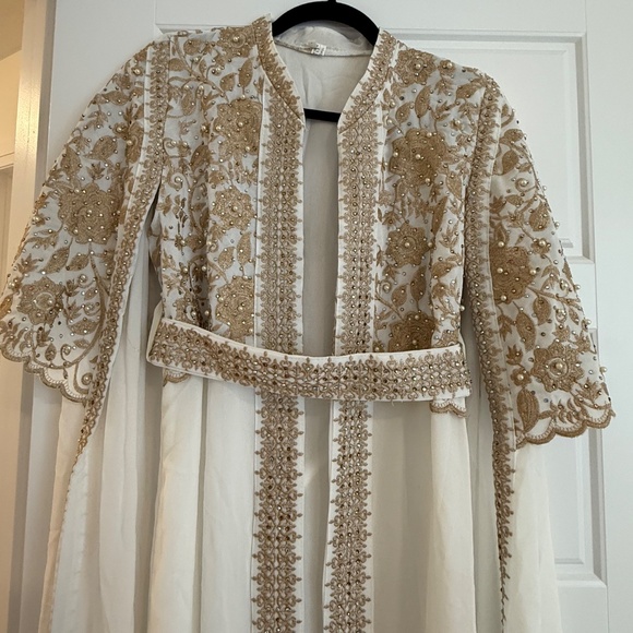White and Gold Kaftan Cape Effect - Picture 2 of 11